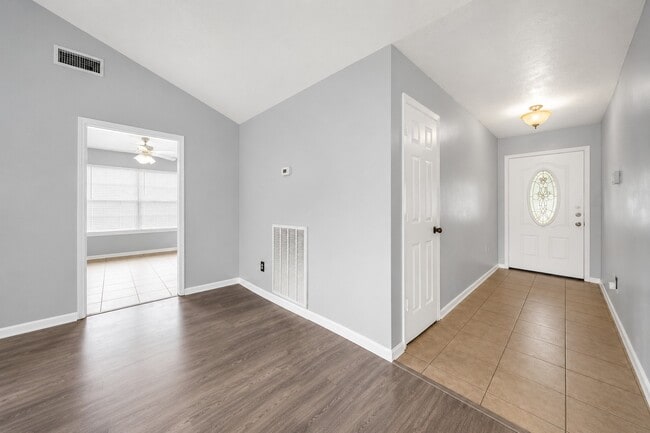 Building Photo - 1707 Stone Lake Dr
