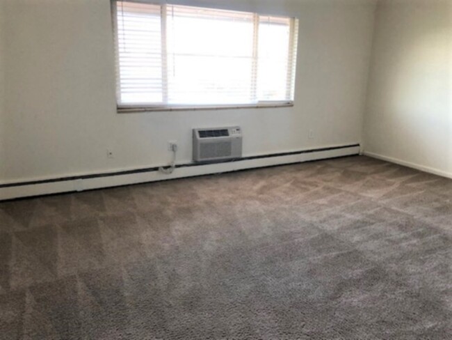 Building Photo - MOVE IN READY!! Charming 2 bedroom 1 bath ...