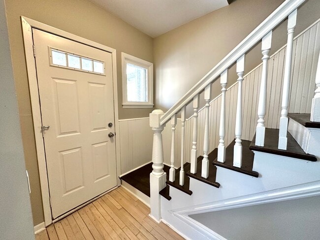 Building Photo - AVAILABLE JUNE - 5 Bed, 2 Bath Newly Renovated Home