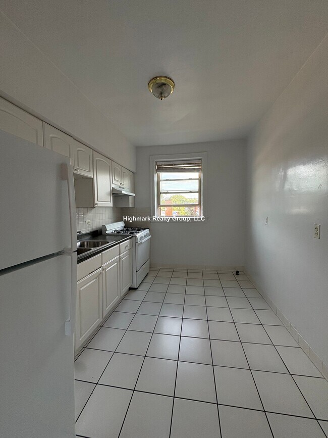 Building Photo - 830 Reba Pl