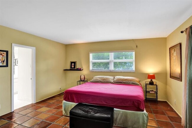 Building Photo - 1212 SE 2nd Ct