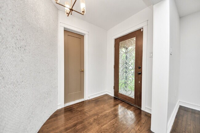 Building Photo - Luxury Living Meets Modern Elegance in the Heart of Houston