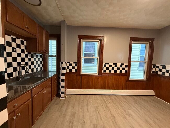 Building Photo - 2A Marshfield St