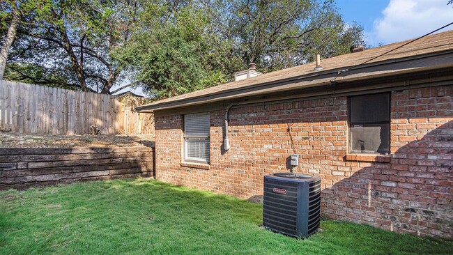 Building Photo - 2107 Mistletoe Ave