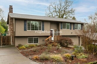Building Photo - Spacious Four Bedroom Split-Level Home In Milwaukie!