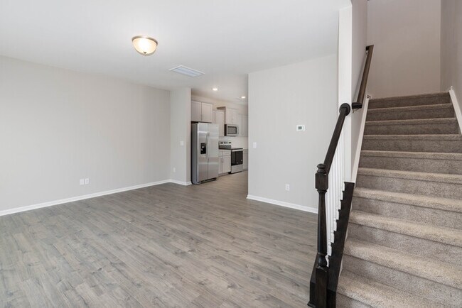 Building Photo - BEAUTIFUL 3BD/2.5BTH Townhome - MALLARD CREEK - AVAILABLE JUNE 2026