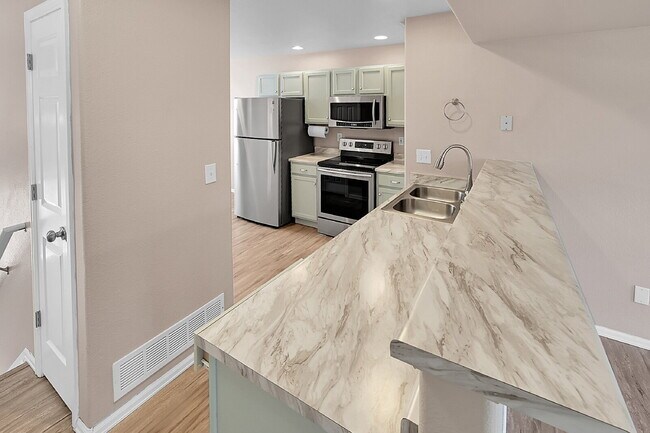 Building Photo - $1,950 , 3 bed, 2.5 bath, located in Palme...