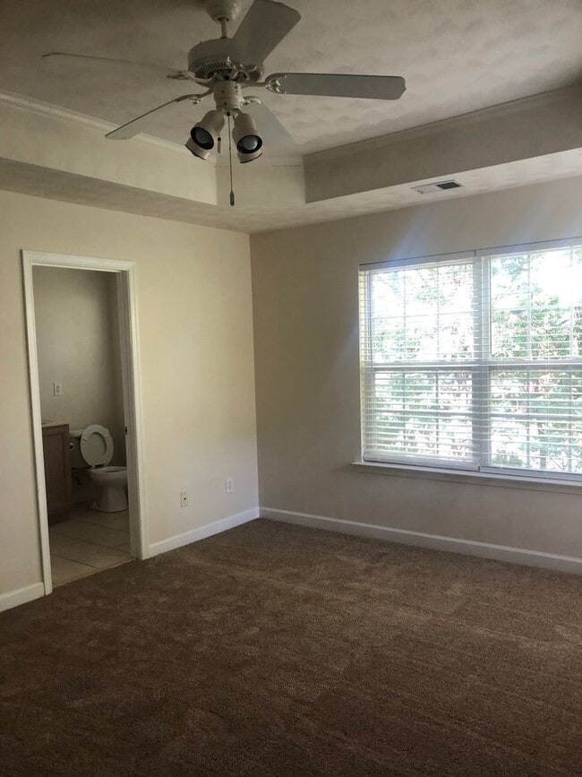 Building Photo - WELL MAINTAINED 2 BEDROOM CONDO