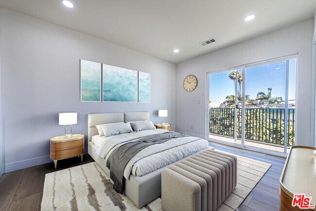 Building Photo - 5438 Romaine St