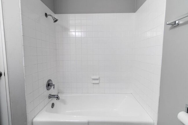 Building Photo - Spacious 2 bedroom apartment at French Cha...