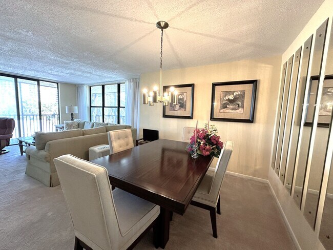 Building Photo - STUNNING SEASONAL 2/2 CORNER CONDO WITH OV...