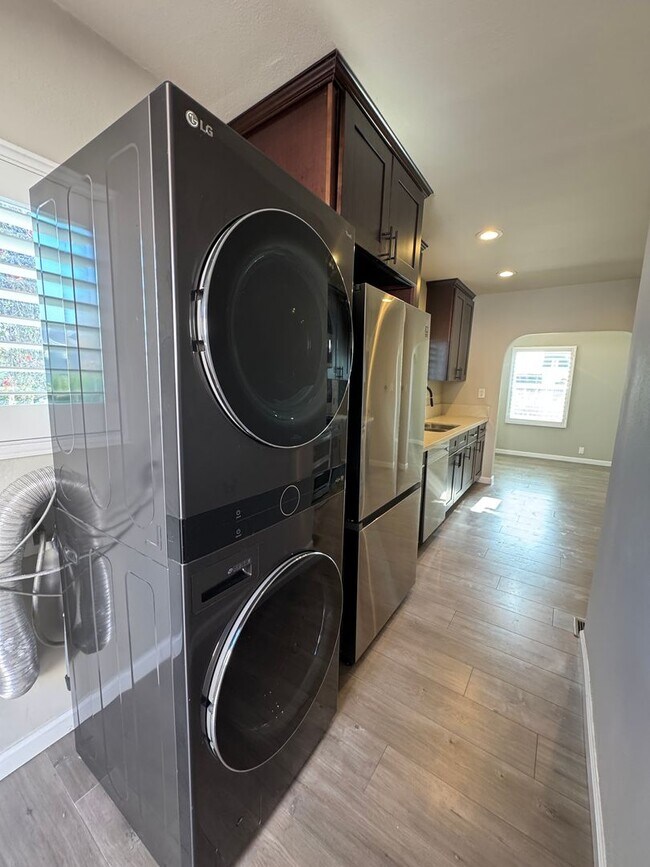 Building Photo - Beautiful Freshly Renovated 2bd 2ba House