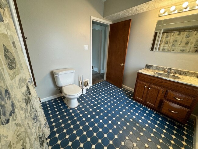 Building Photo - Newly updated 3 bd single fam house ( NO VOUCHERS)