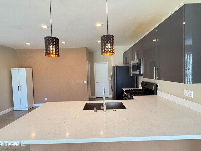 Building Photo - 6425 W Desert Hollow Dr