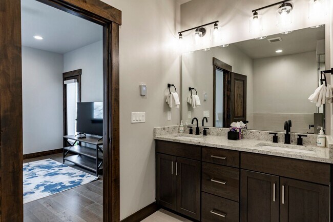 Building Photo - Fully Furnished Luxury Home in Black Rock ...