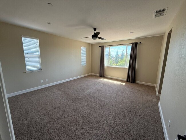 Building Photo - Newer Modern 4 Bedroom 3.5 Bath w/ Bedroom...