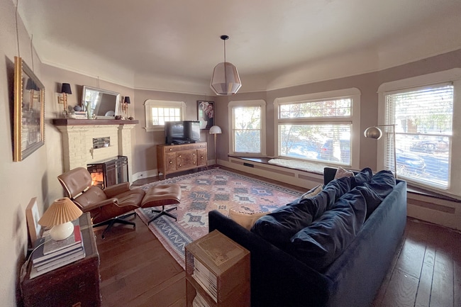 Building Photo - Well-Appointed Naglee Park Historic Home