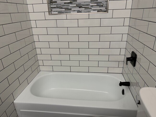 Building Photo - Beautifully updated 3 bedroom, 2 bath house in Eugene!