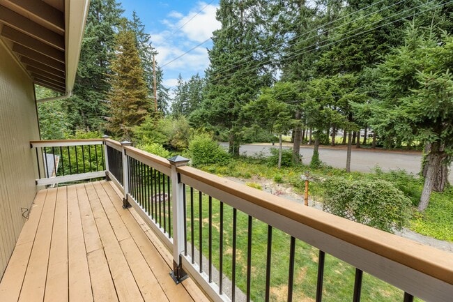 Building Photo - University Place 4 Bed/3 Bath