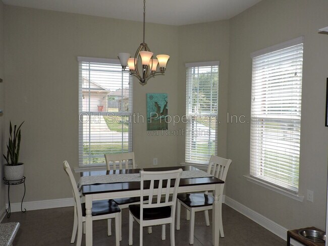 Building Photo - 5643 Vendome Ct