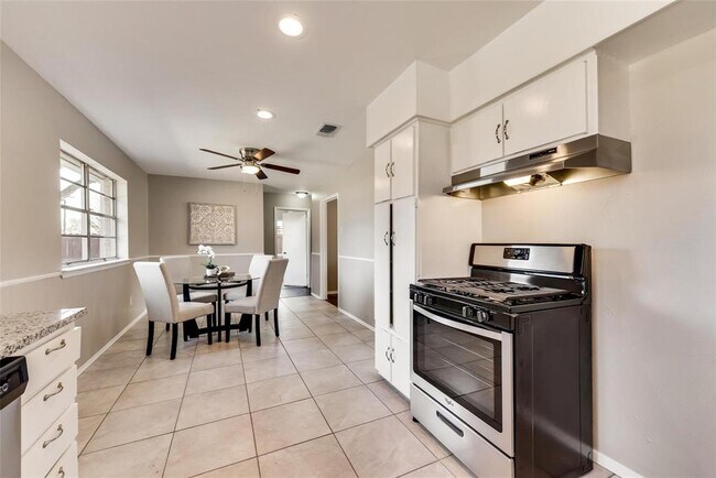 Building Photo - 4221 Fernwood Dr