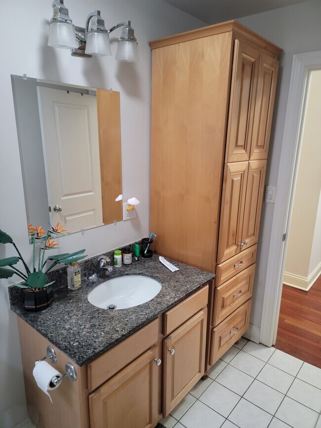 Building Photo - 7627 N Greenview Ave