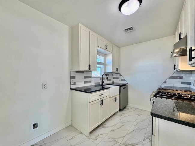 Building Photo - 809 Proctor Pl