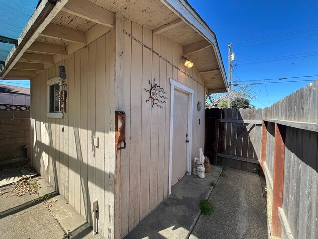 Building Photo - 215 S D St