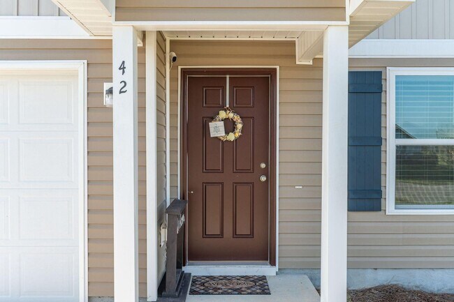 Building Photo - Charming 4-Bed Home in Quiet DeFuniak Springs Neighborhood!