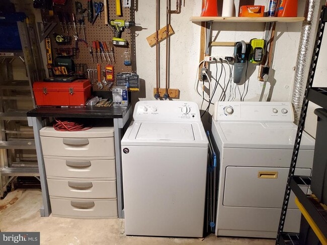 Building Photo - 14721 Basingstoke Loop