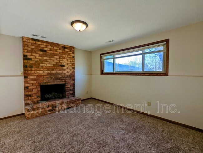 Building Photo - 9203 Ranchview Ln N