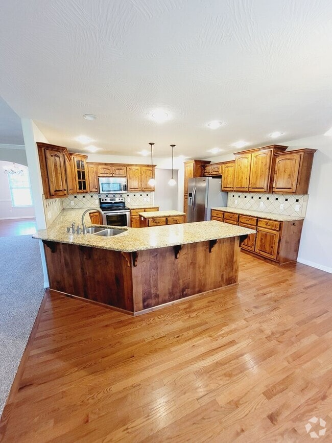 Building Photo - Prairie View Estates, 4 BR - 3 Car Garage...