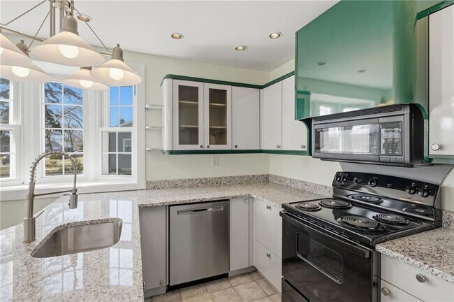 Building Photo - 21 Earlham Way