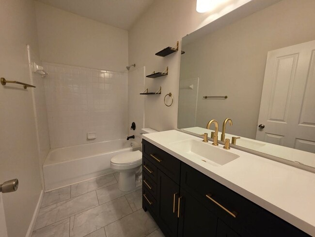 Building Photo - 2 Bedroom/2.5 Bathroom Townhome in First W...