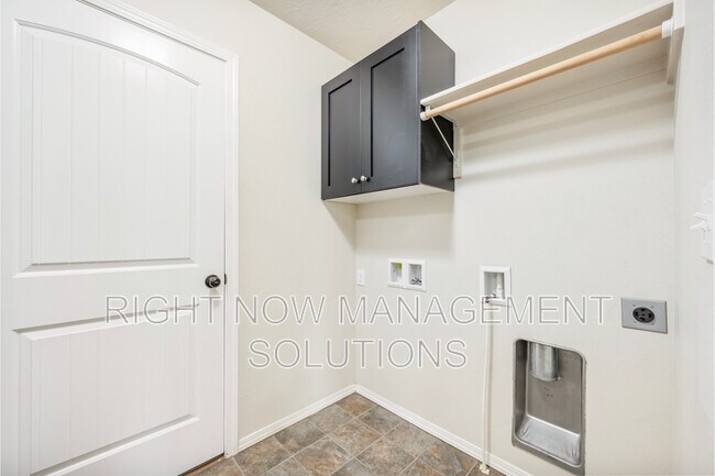 Building Photo - 1860 E Adelaide Dr