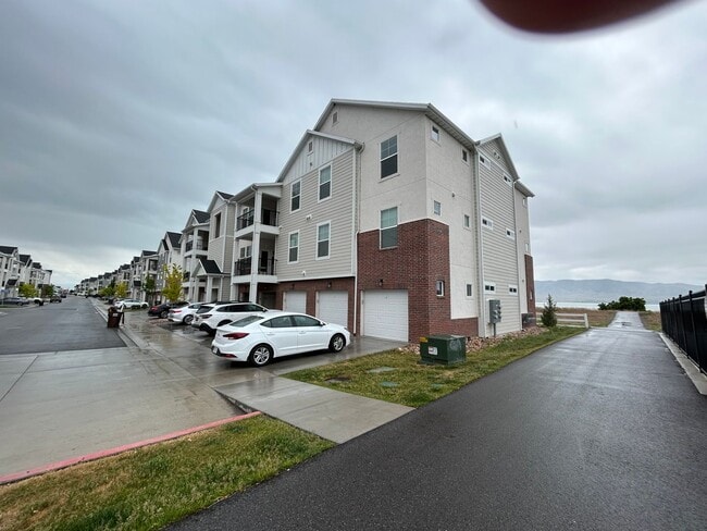 Building Photo - Beautiful Newly Built 3 bedroom, 2 bathroom Condo in Vineyard!
