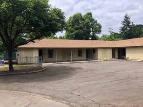 Building Photo - Two Bedroom Apartment in Central Salem