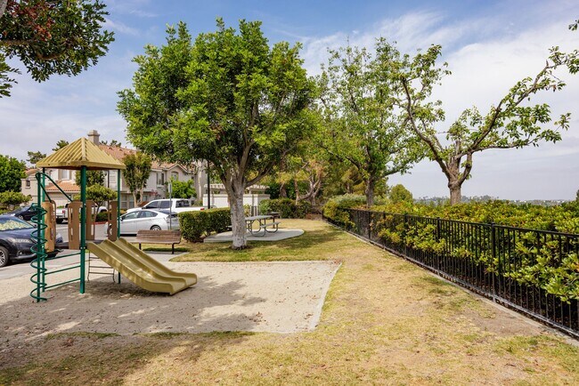 Building Photo - Charming Ground-Level Condo in California ...