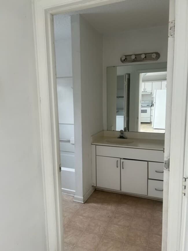 Building Photo - Available 3 bedroom/ 2 bathroom Home!