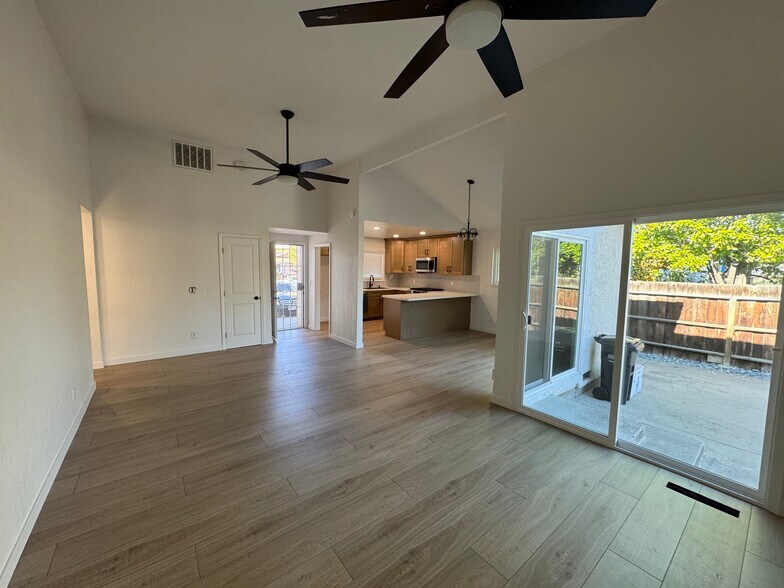 Building Photo - 2204 Lausett Ave