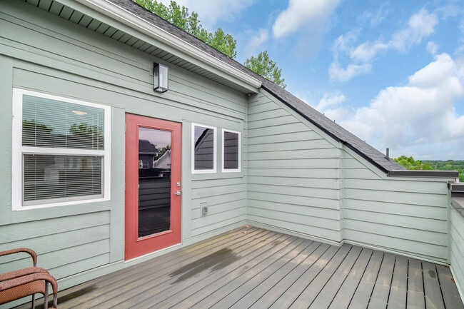 Building Photo - 570 W End Dr