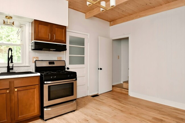 Building Photo - 1431 E Rouse Ave