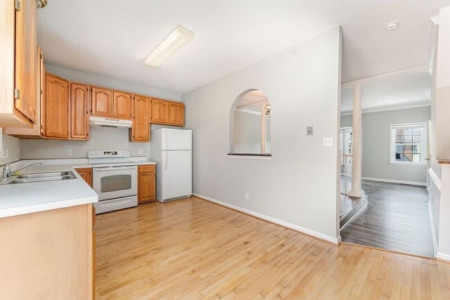 Building Photo - 204 Barrie Pl