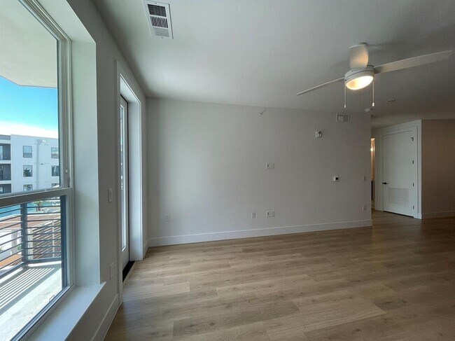 Building Photo - 1701 Simond Ave