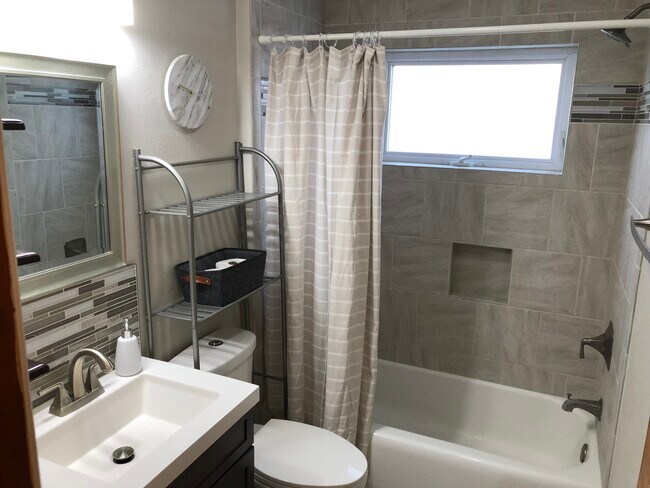 Building Photo - 1607 Plymouth Ave