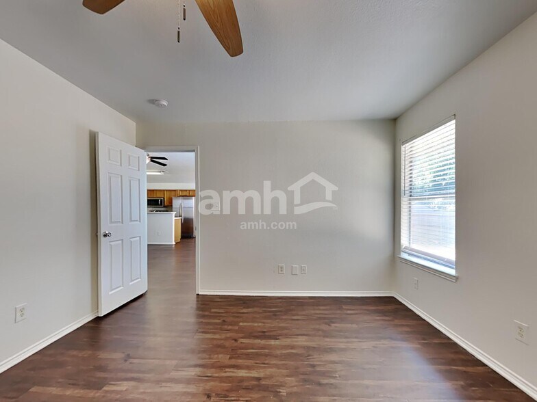 Building Photo - 916 Dixon Ln