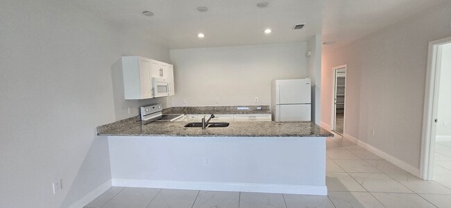 Building Photo - Newer Three Bedroom, 2 Bath, 1 Car garage-...