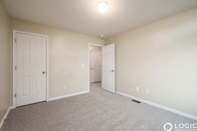Building Photo - Spacious Row End Townhome in Amazing Locat...