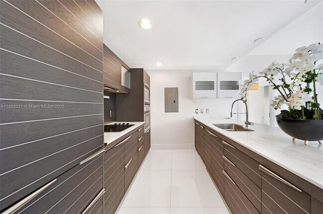 Building Photo - 200 Biscayne Blvd Way