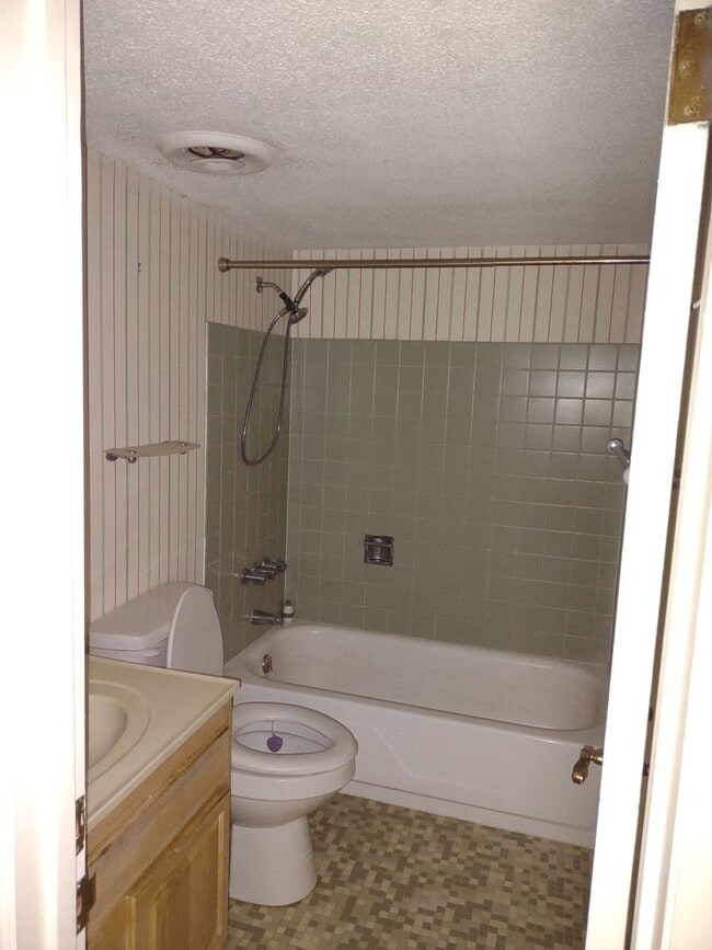 Building Photo - Lovely Two Bedroom/Two Bath Condo - THREE ...